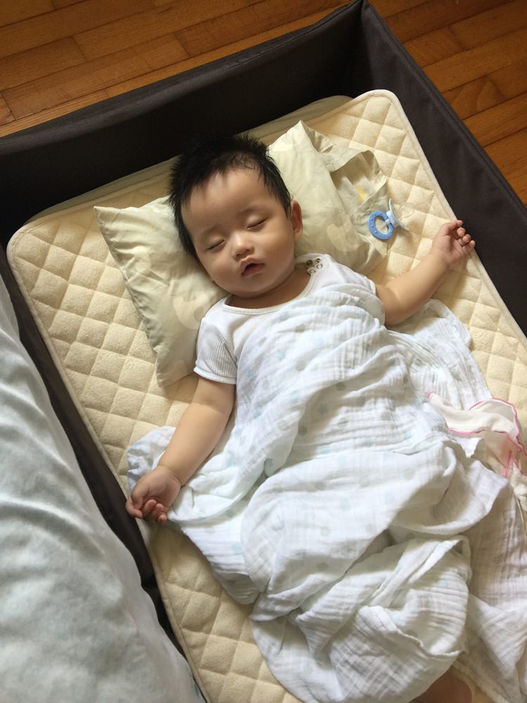【育兒好物】外宿/旅遊/回娘家的攜帶型嬰兒床：日本farska 透氣好眠可攜式床墊組