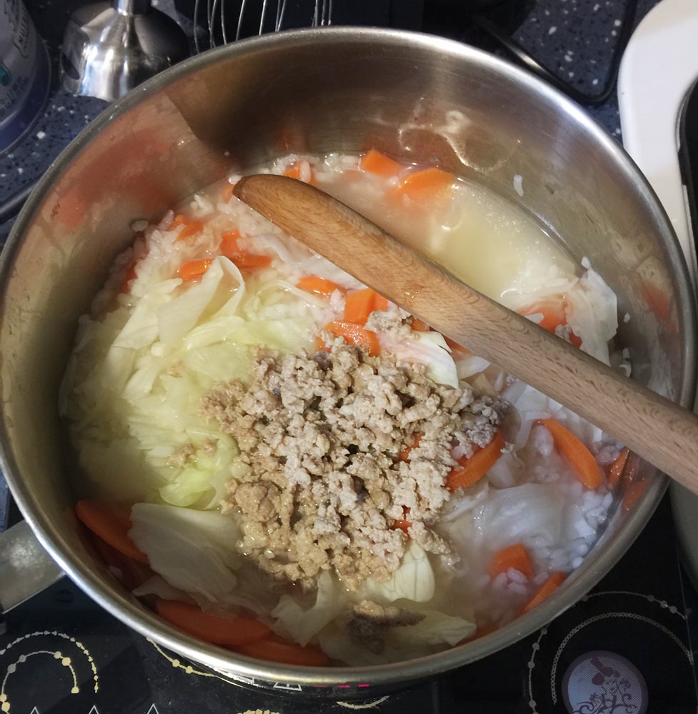 【育兒】12M副食品食譜：豬肉玉米蛋粥+高麗菜紅蘿蔔豬肉粥
