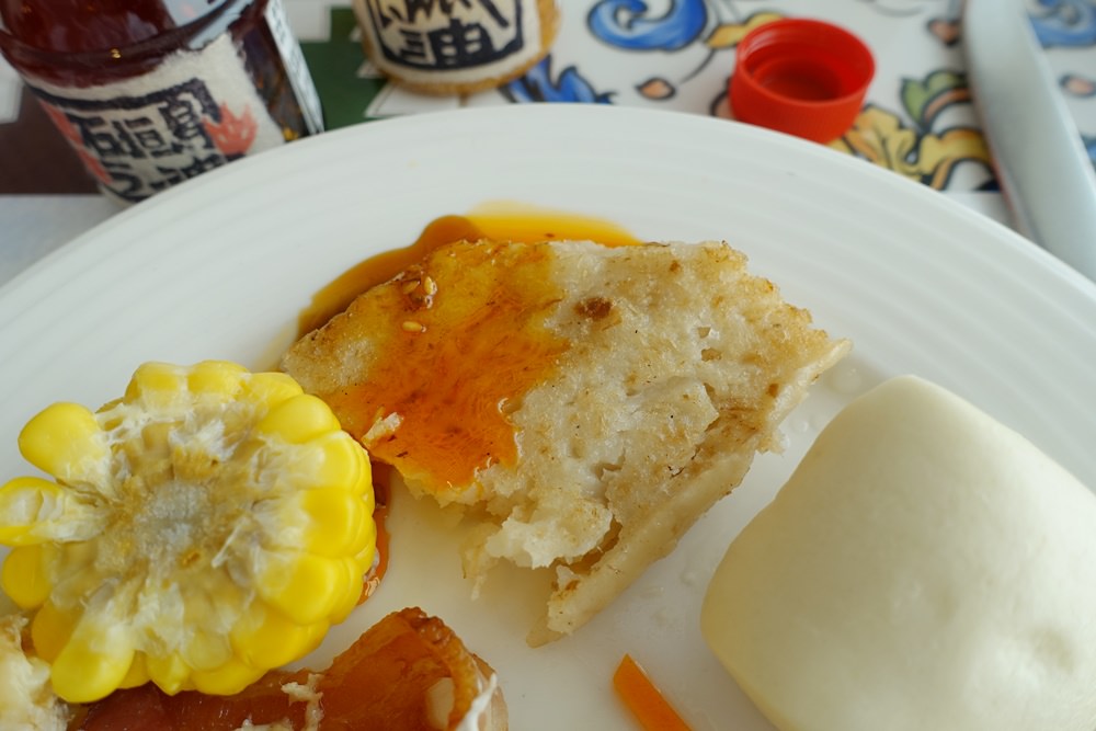 將日本沖繩石垣島辣油奢侈的加在蘿蔔糕上～好好吃啊！ 