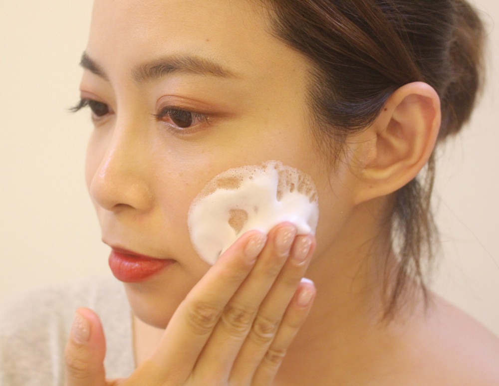日本肌純HADA NATURE碳酸洗卸泡泡在臉上按摩