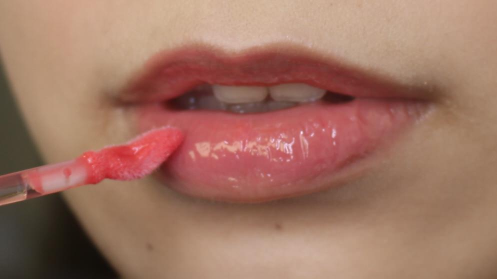 LIP38°C唇蜜+3°C 支唇蜜剛擦上嘴唇的玻璃光澤感很足夠，喜歡這種效果的可以考慮這支