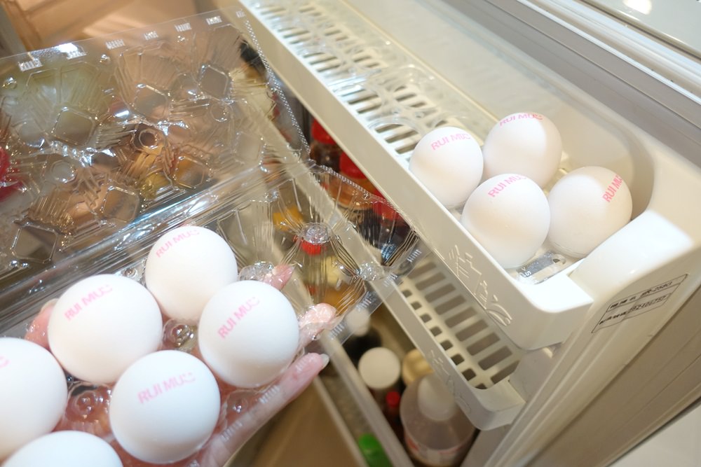 冰箱裡的雞蛋收納，請不要這樣裸放雞蛋，蛋殼上的細菌容易汙染冰箱內的食材，雞蛋最佳的保存方法是用樂扣保鮮盒密封收納起來，樂扣樂扣有出12格蛋盒非常好用