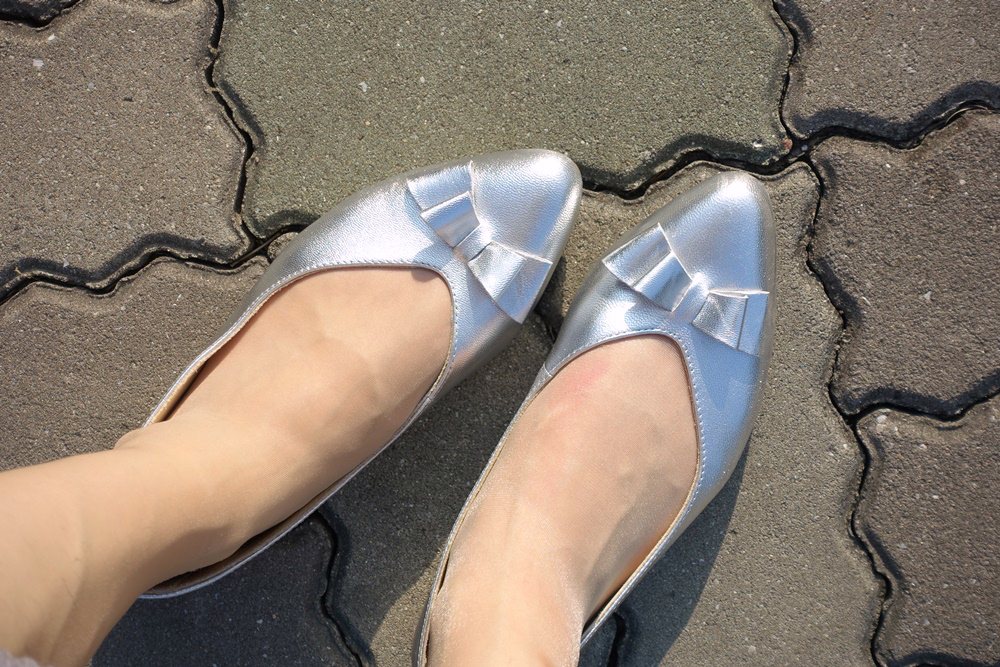 【穿搭】Minimalist銀色蝴蝶結平底鞋-我最常穿的OL通勤平底鞋