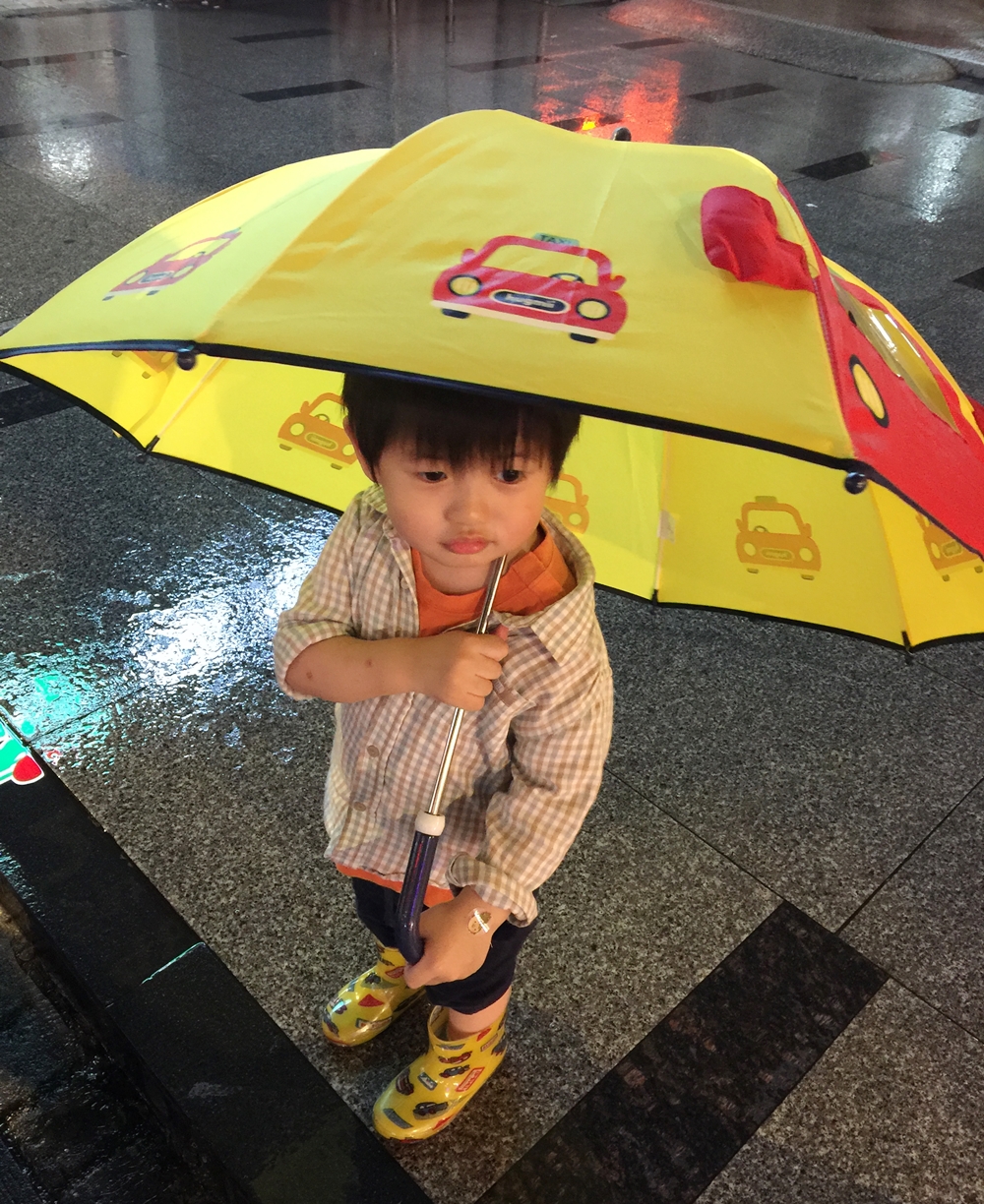 【淘寶育兒好物】男寶車控的最愛~淘寶兒童雨傘/交通工具傘/變色傘~還有雨衣雨鞋可以搭整套！