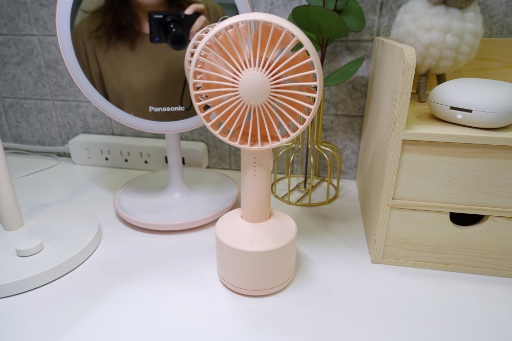 【夏日消暑】HealthLife手持風扇/桌扇兩用香氛小電扇-底座還可擺頭的超實用小風扇-親子外出/辦公室的消暑好夥伴