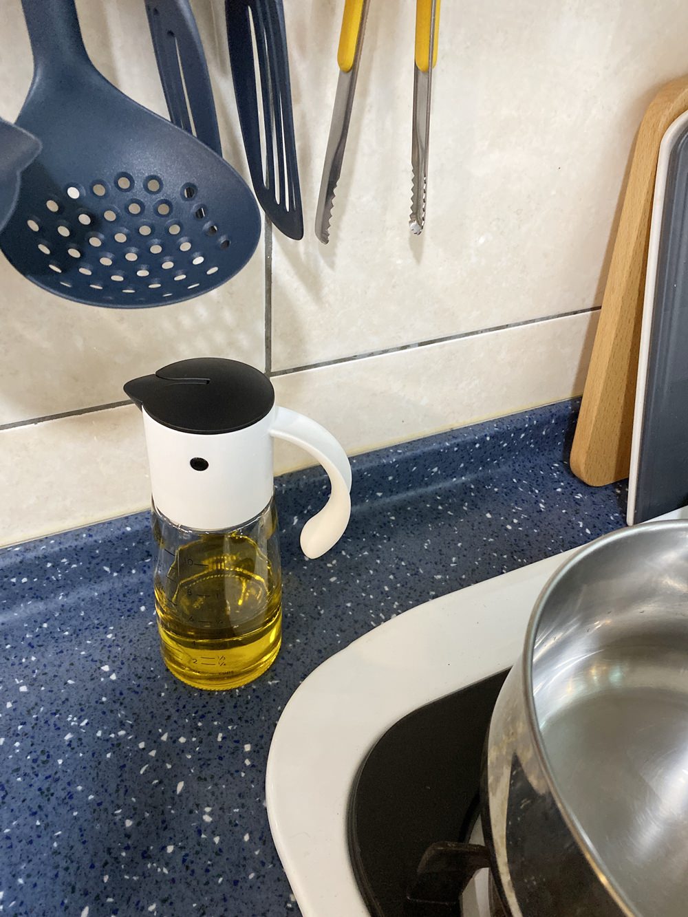 【白色家居】我家的油瓶進化史~終於找到好用的單手自動開蓋油壺了: HOLA自動開啟防漏油壺