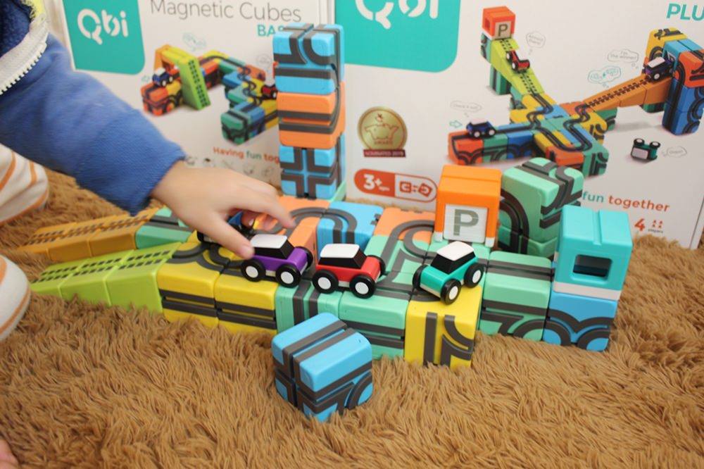 【育兒好物】Qbi益智磁吸軌道車車玩具~寓教於樂、千變萬化的動腦磁吸式立體軌道，小車車也可以自己走喔！