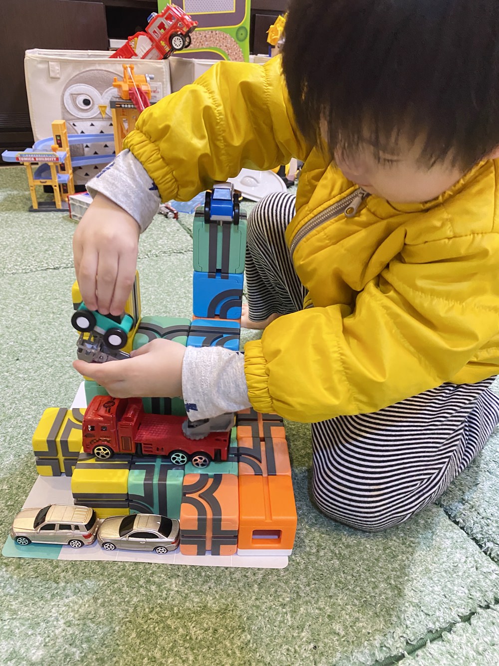 【育兒好物】Qbi益智磁吸軌道車車玩具~寓教於樂、千變萬化的動腦磁吸式立體軌道，小車車也可以自己走喔！