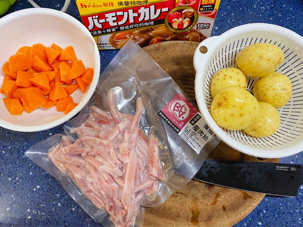 【小花廚房】LC鍋料理：我的簡易家常日式咖哩(+巧克力)