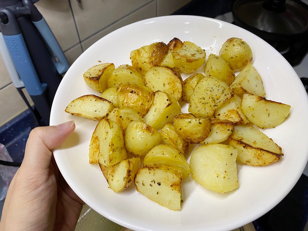 【小花廚房】氣炸鍋食譜：氣炸馬鈴薯塊