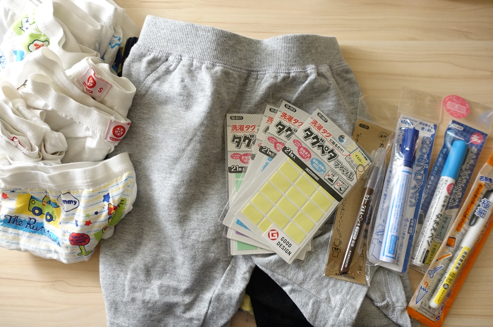 【育兒好物】日本kawaguchi免燙姓名布貼紙+布用書寫簽字筆~懶人媽媽幼兒園標記衣物的方便好物！