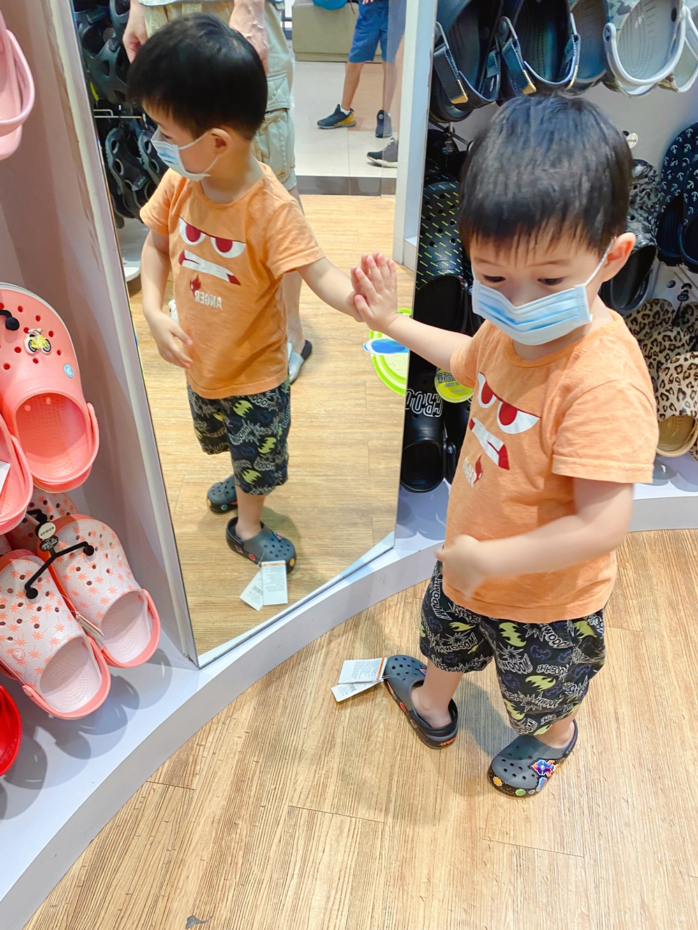 【旺財穿搭】3歲小男孩的第一雙CROCS洞洞鞋