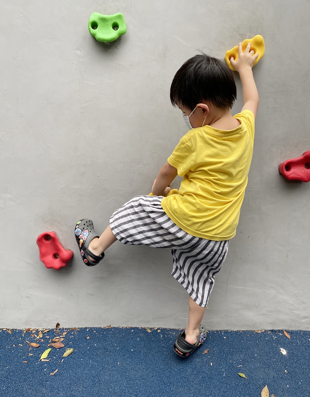【旺財穿搭】3歲小男孩的第一雙CROCS洞洞鞋