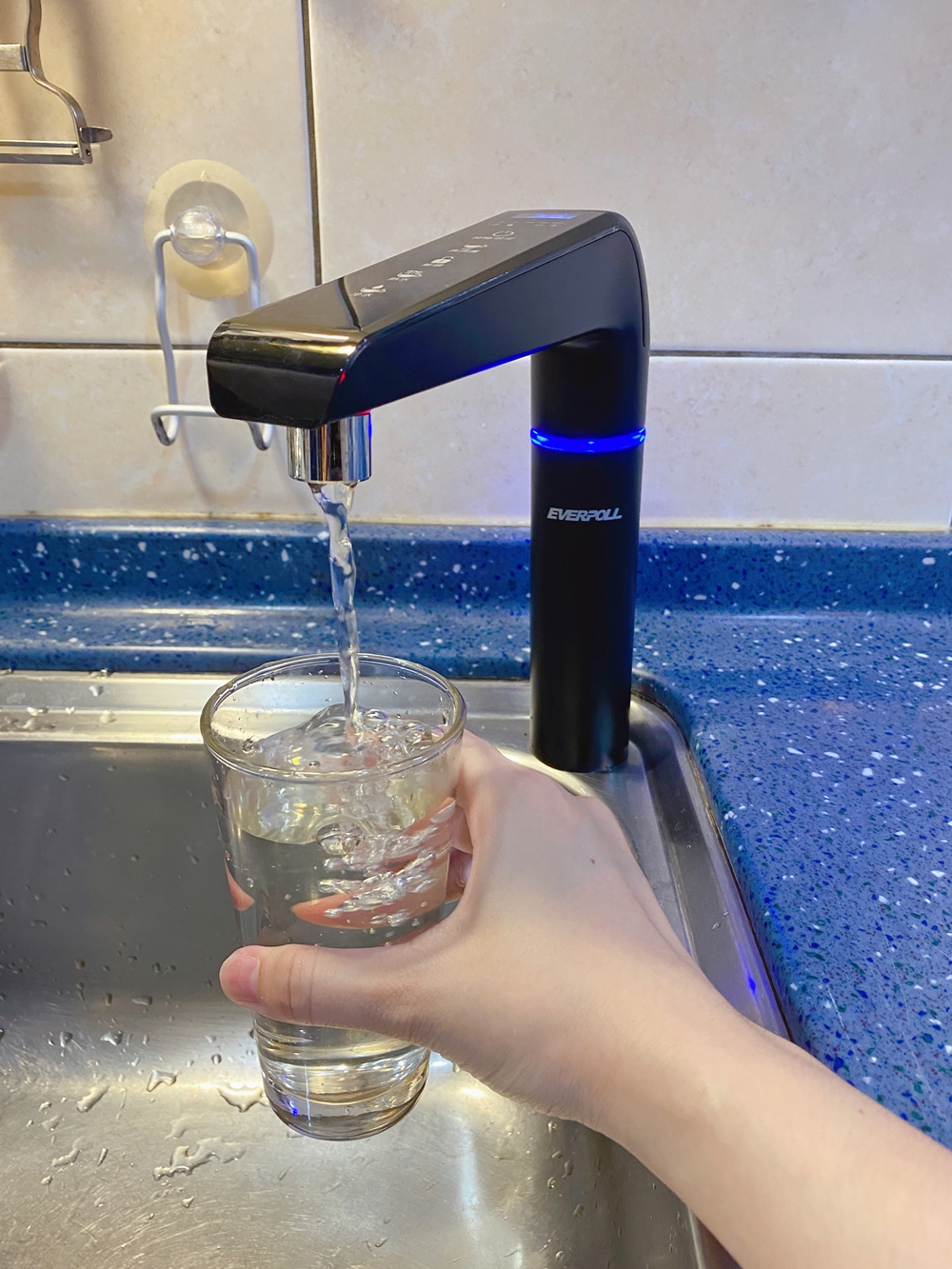 everpoll愛惠浦科技智能櫥下型雙溫UV觸控飲水機EVB-298-E裝水