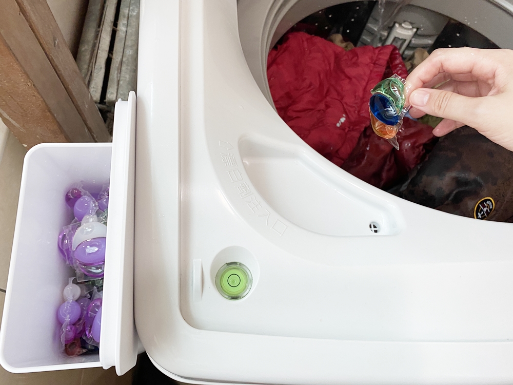 可以吸在洗衣機上的洗衣球收納盒 YAMAZAKI