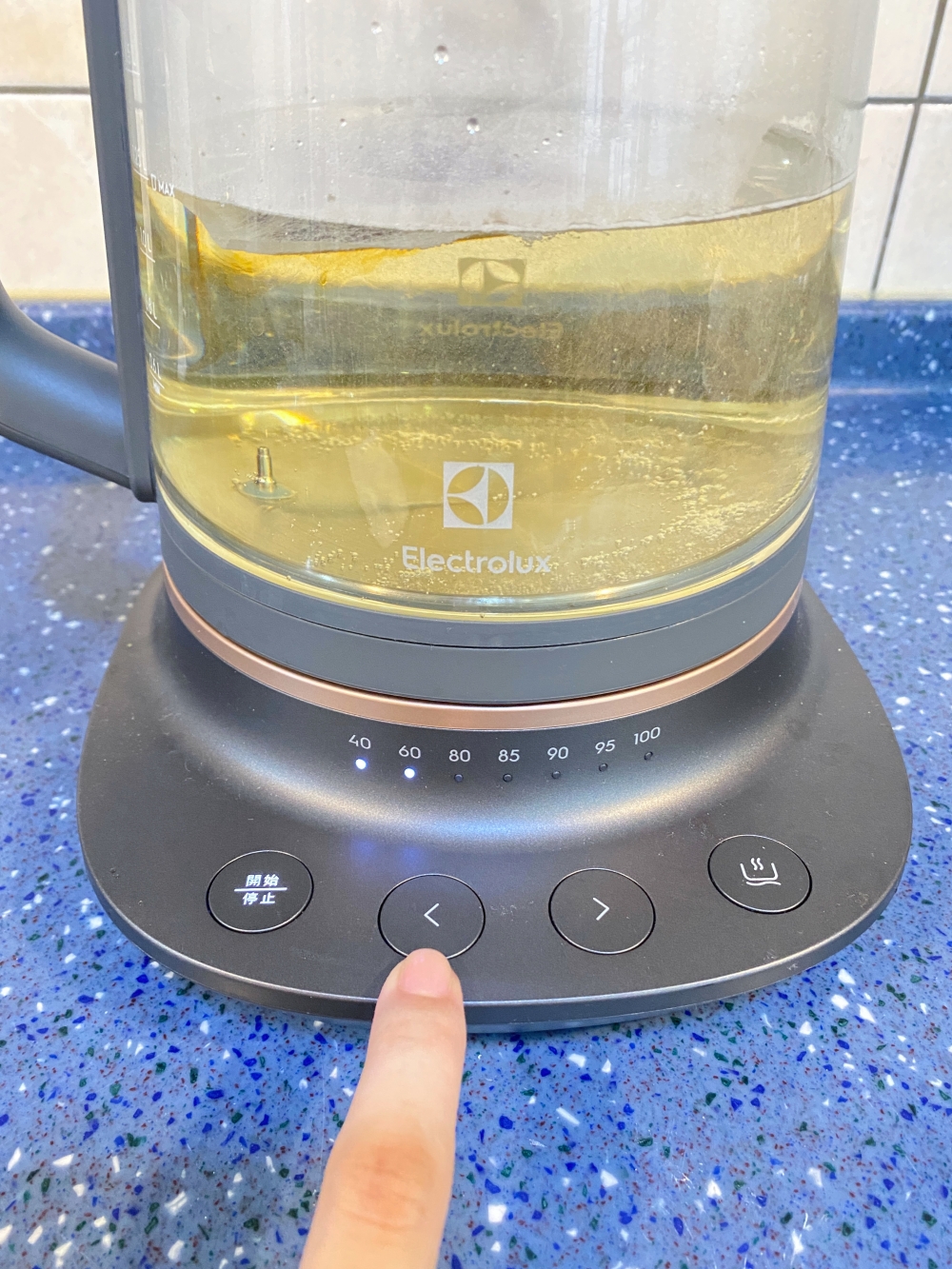 伊萊克斯 E7GK1-73BP 玻璃溫控電茶壺 調整溫度