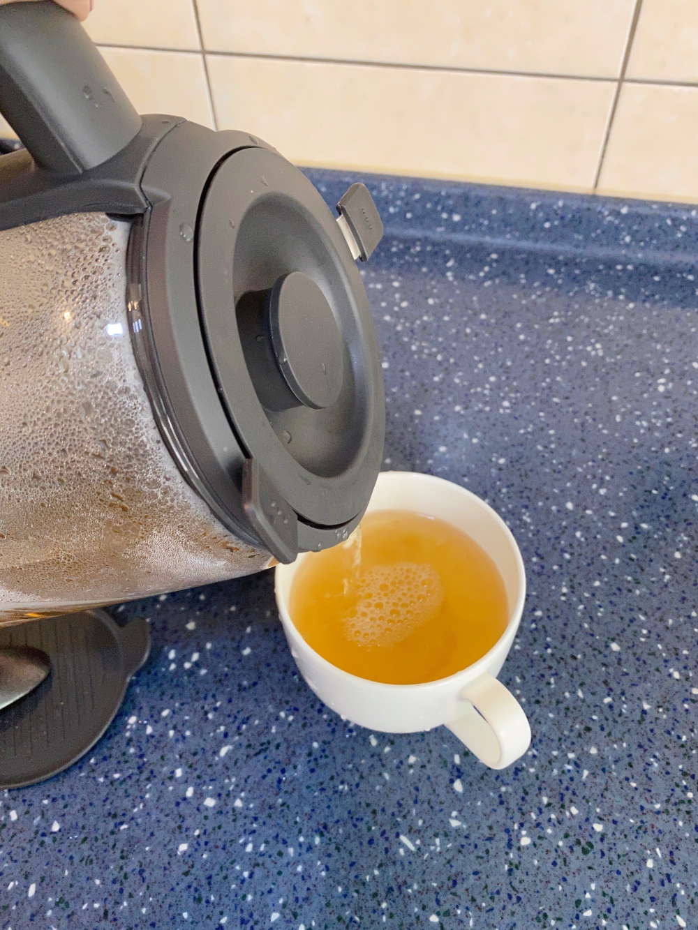 伊萊克斯 E7GK1-73BP 玻璃溫控電茶壺 煮好的綠茶