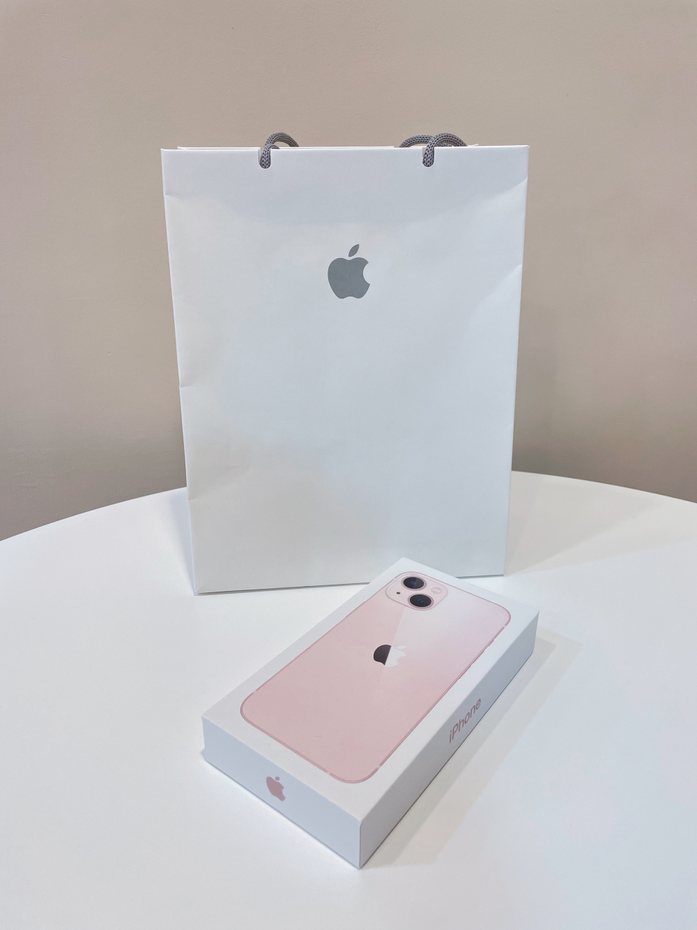 iPhone13粉紅色與Apple提袋