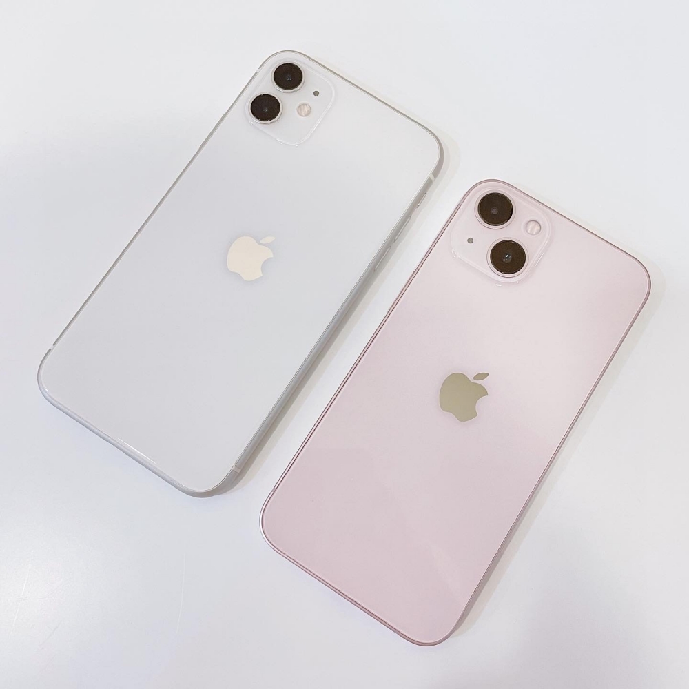 iPhone13粉紅色與iPhone11白色