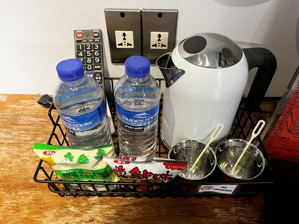 西門町艾特文旅 房間提供水 餅乾 咖啡