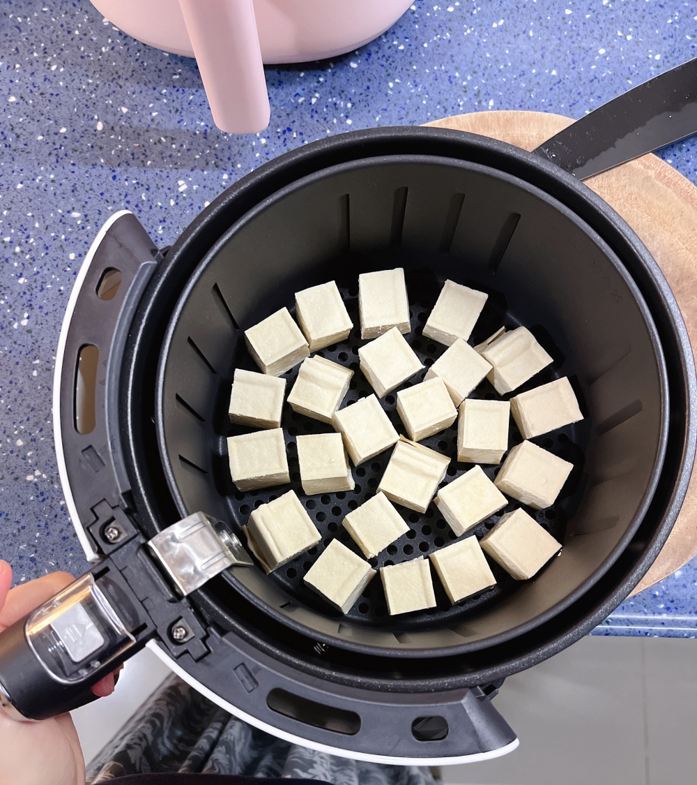 氣炸全聯水豆腐食譜 豆腐排進氣炸鍋中