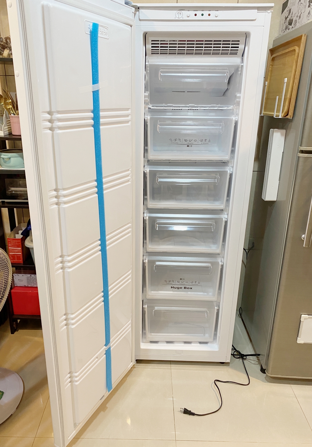 Whirlpool惠而浦193公升直立式冷凍櫃內裝