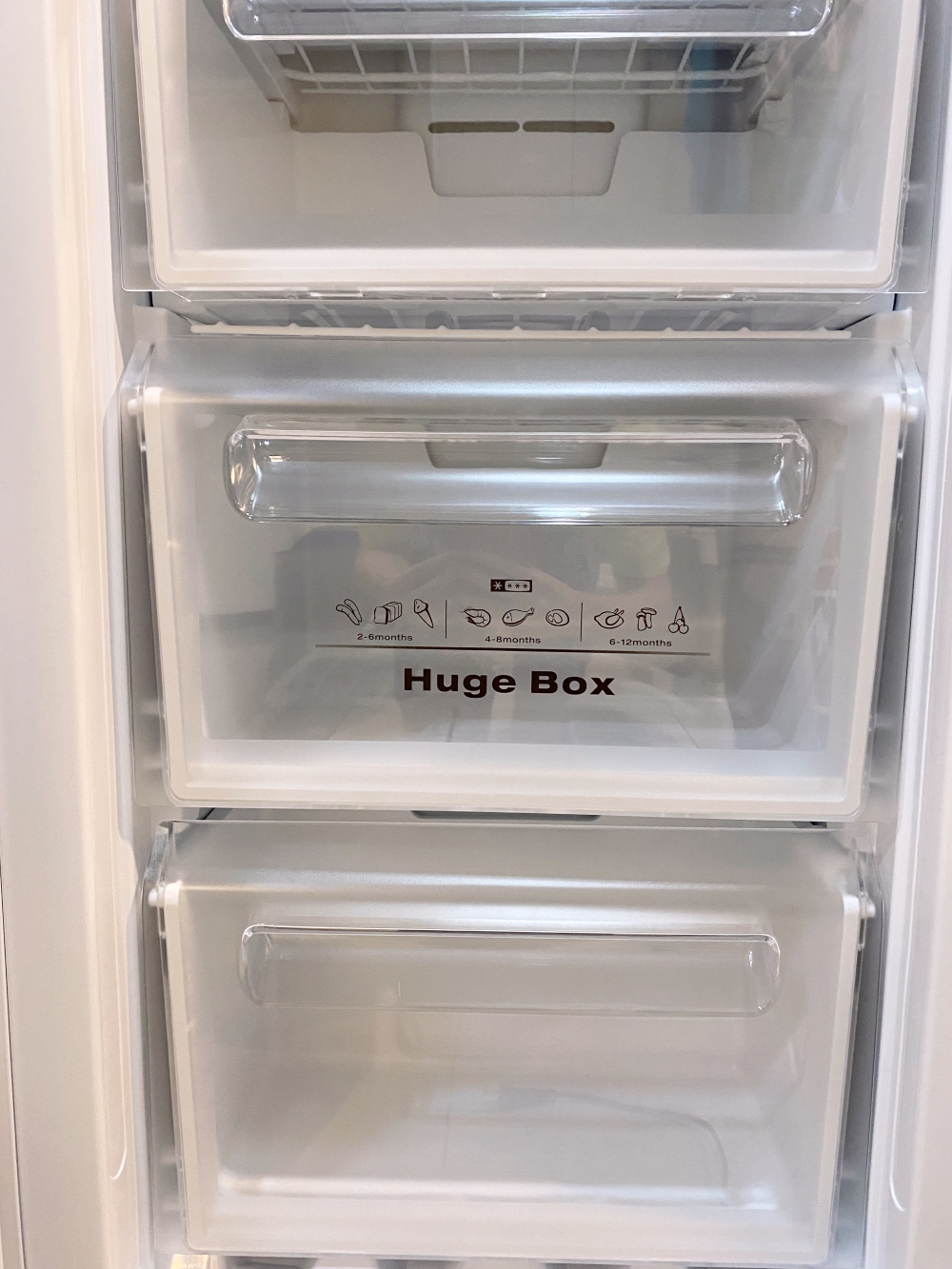 Whirlpool惠而浦193公升直立式冷凍櫃下方則是五格大抽屜，可以拉抽方式取出再將食品分類擺放
