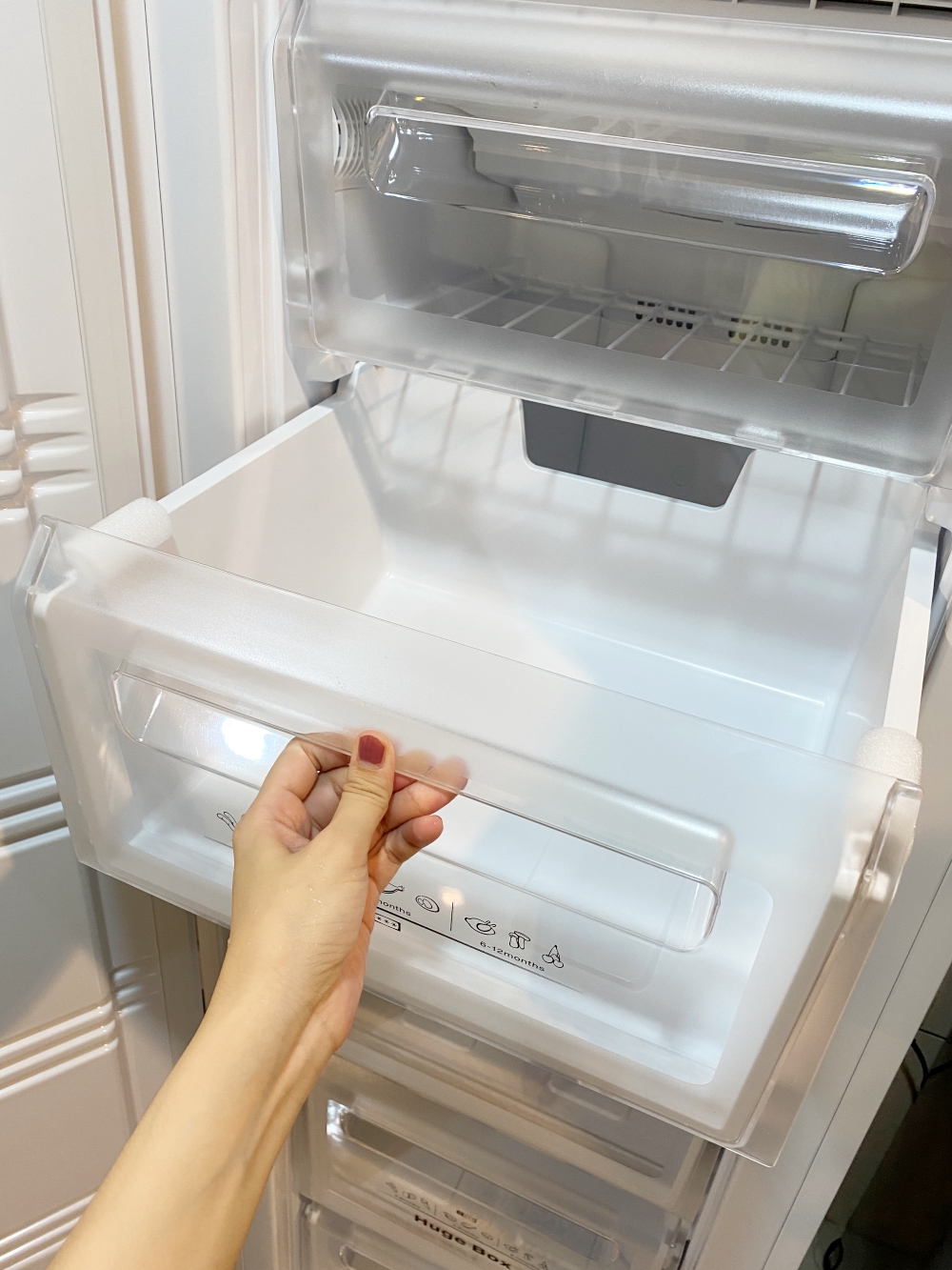 Whirlpool惠而浦193公升直立式冷凍櫃它的抽屜滿大一格而且也滿深的，容量完全夠你使用