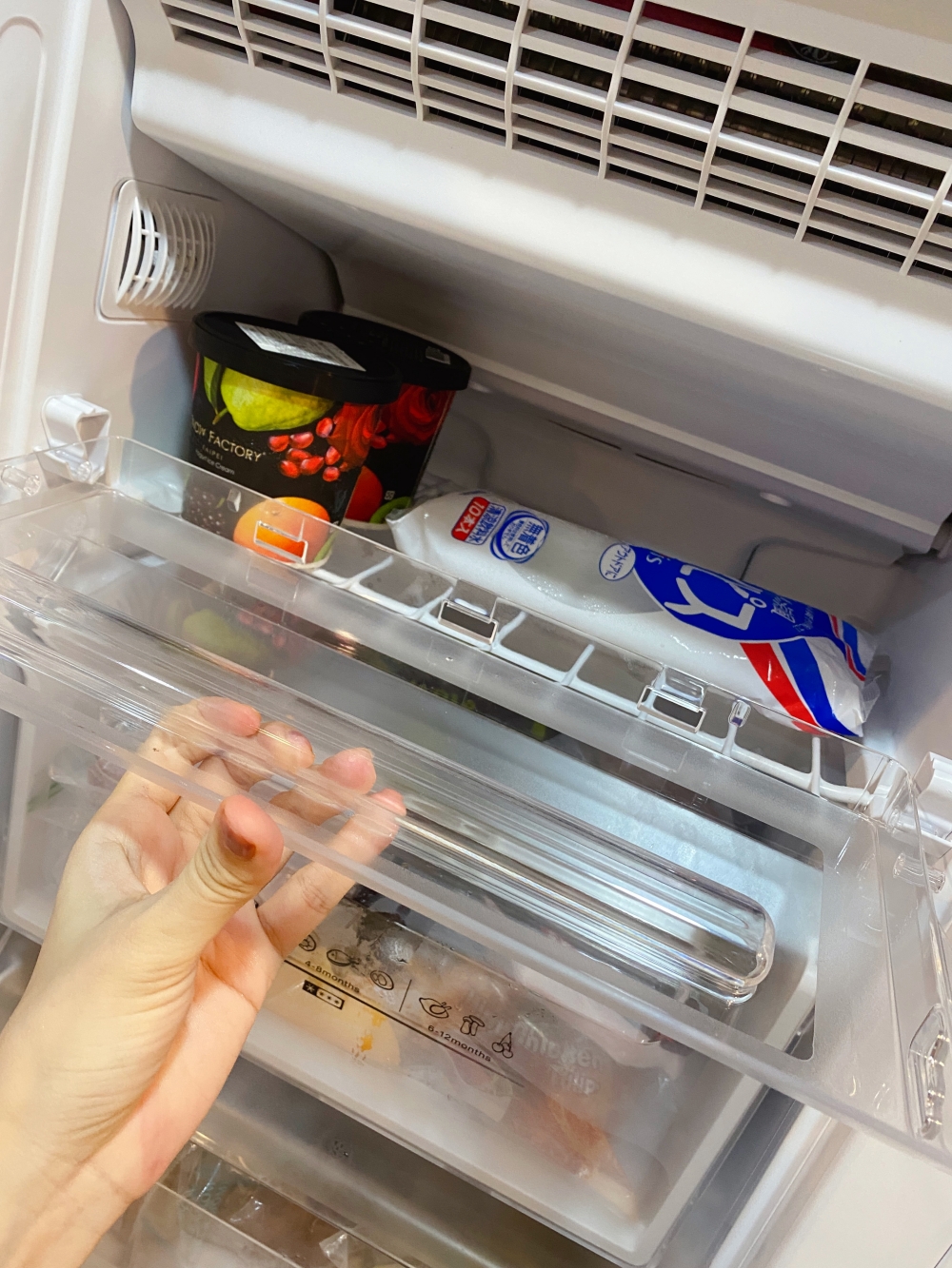 Whirlpool惠而浦193公升直立式冷凍櫃第一層就是放冰品囉！還有旺財爸和旺財愛吃的可爾必思冰棒