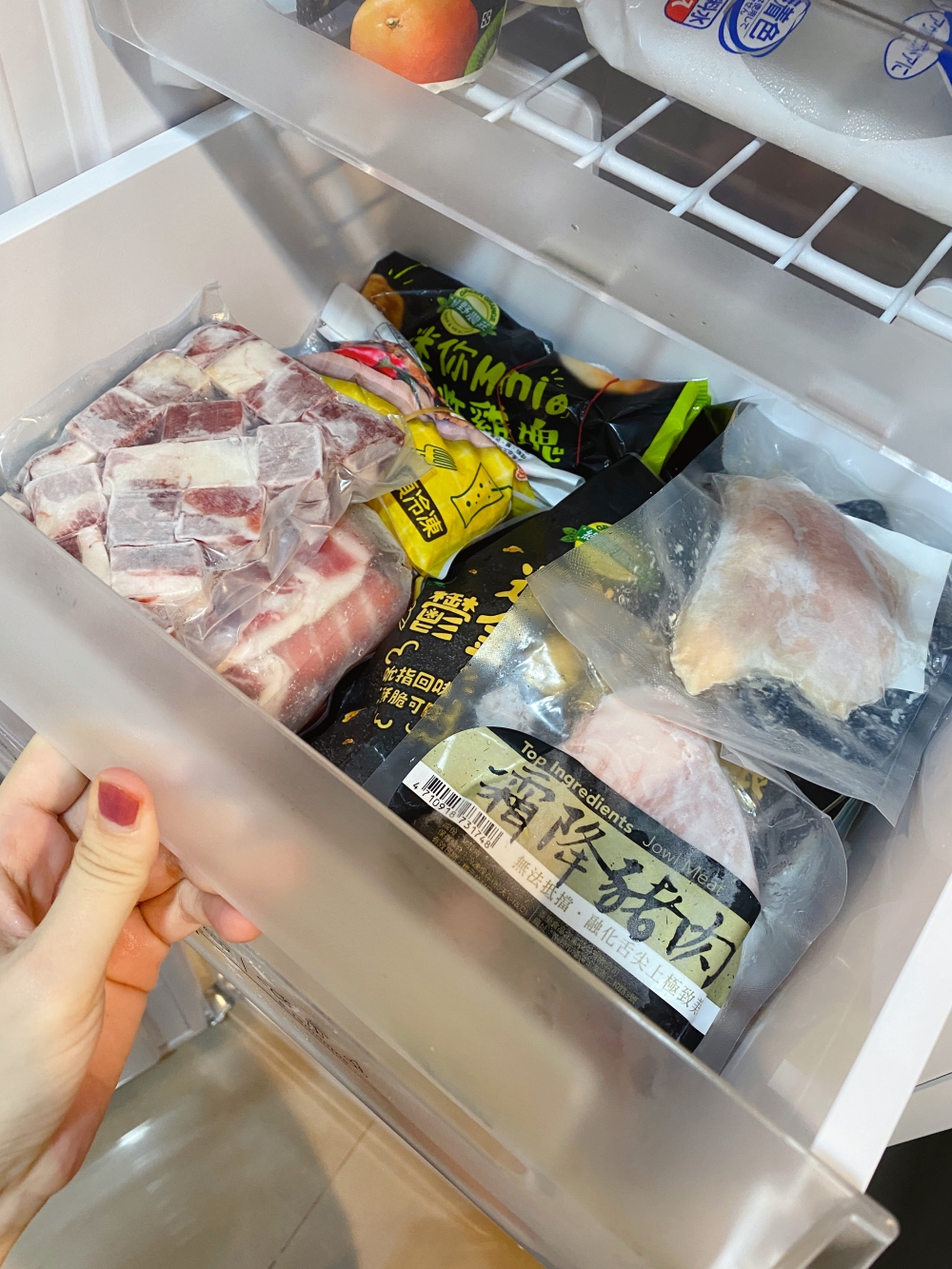 Whirlpool惠而浦193公升直立式冷凍櫃的第二層目前是擺放各種冷凍肉品等等