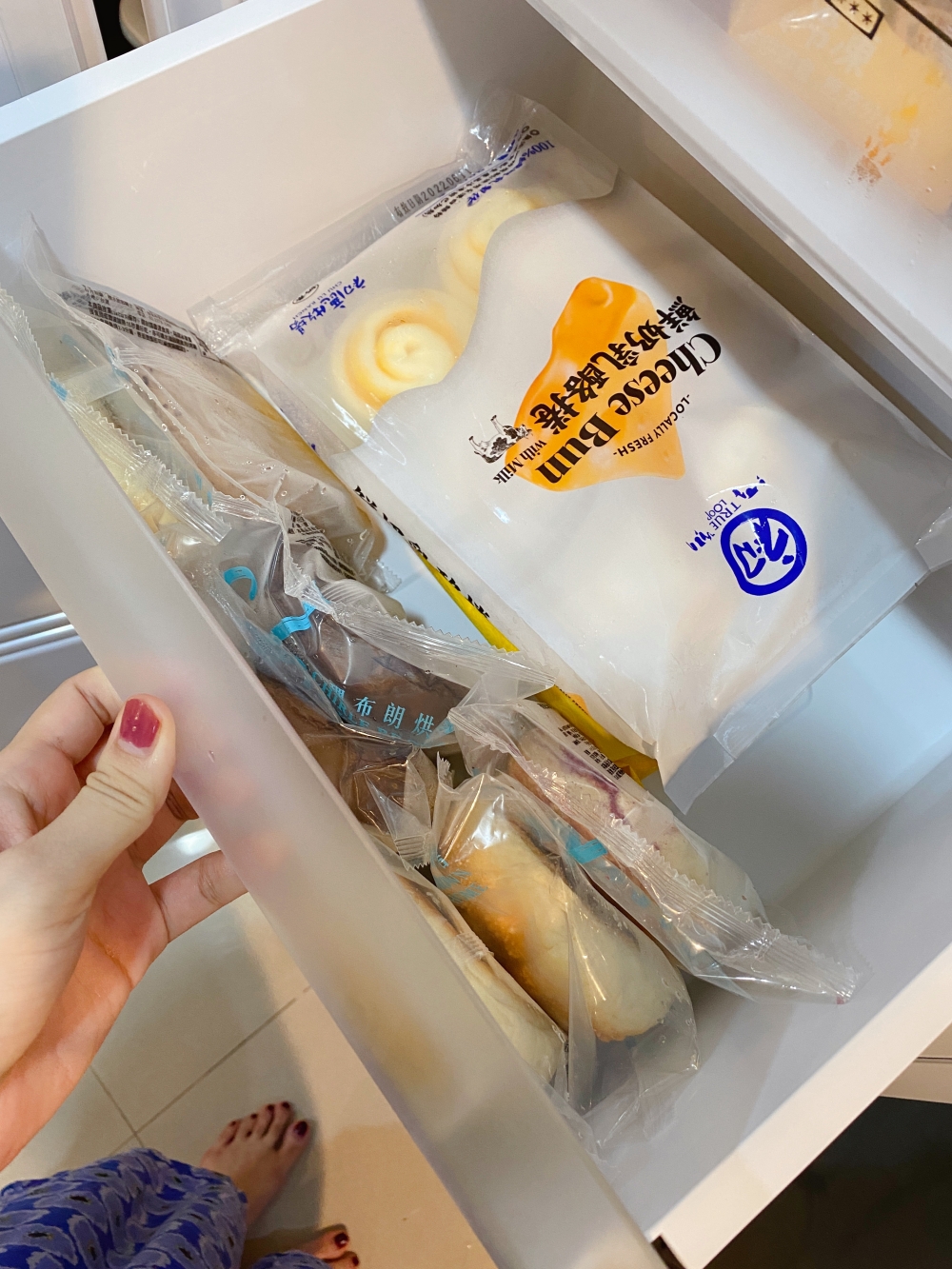 Whirlpool惠而浦193公升直立式冷凍櫃的第三層是放查理布朗貝果、饅頭、乳酪捲等