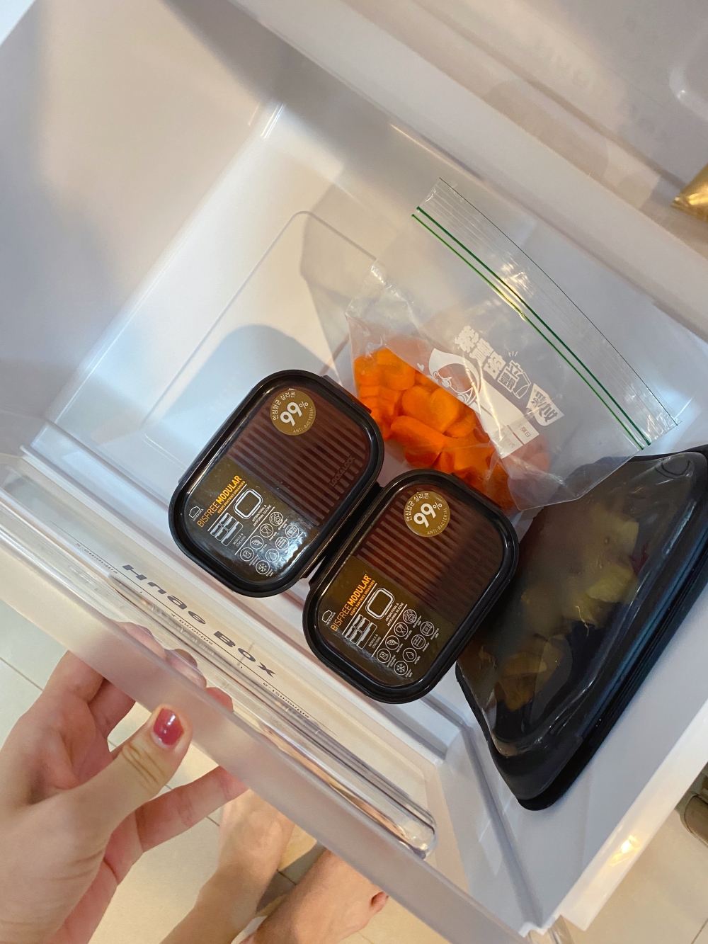 Whirlpool惠而浦193公升直立式冷凍櫃的第五層則是冰一些冷凍蔬菜、冷凍莓果之類