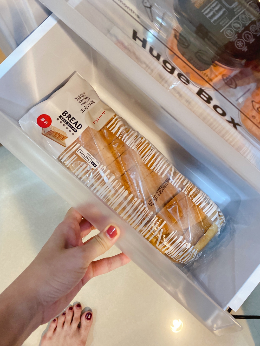 Whirlpool惠而浦193公升直立式冷凍櫃的最下層則是冰麵包，如厚片吐司、好市多小餐包、COSTCO可頌麵包等