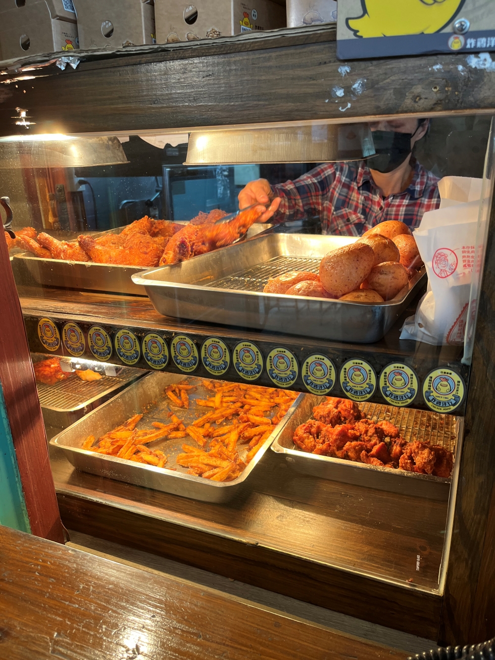 台南炸雞洋行榮譽店熱食區