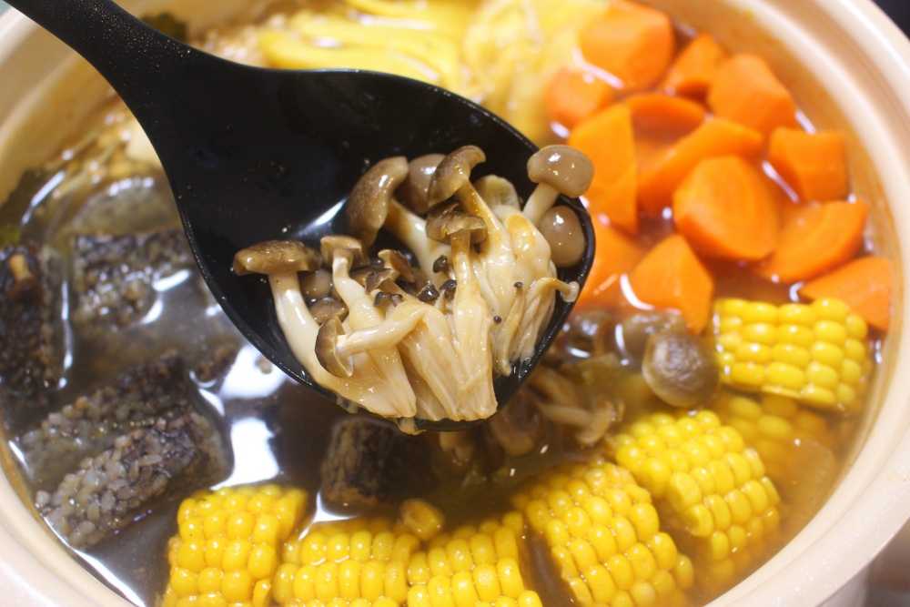 茅乃舍火鍋湯底推薦和風酸辣鍋煮鴻喜菇