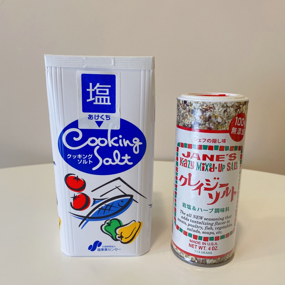 左邊這款叫天日鹽，右邊這罐就是JANE'S珍的魔法調味鹽，它其實不小，一罐有113g，一試就成主顧了，真心大愛用！