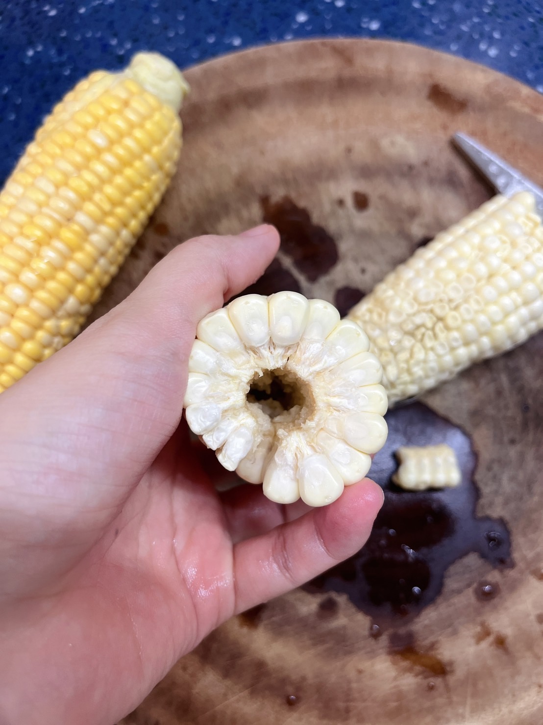 玉米中間挖洞剝玉米粒方法