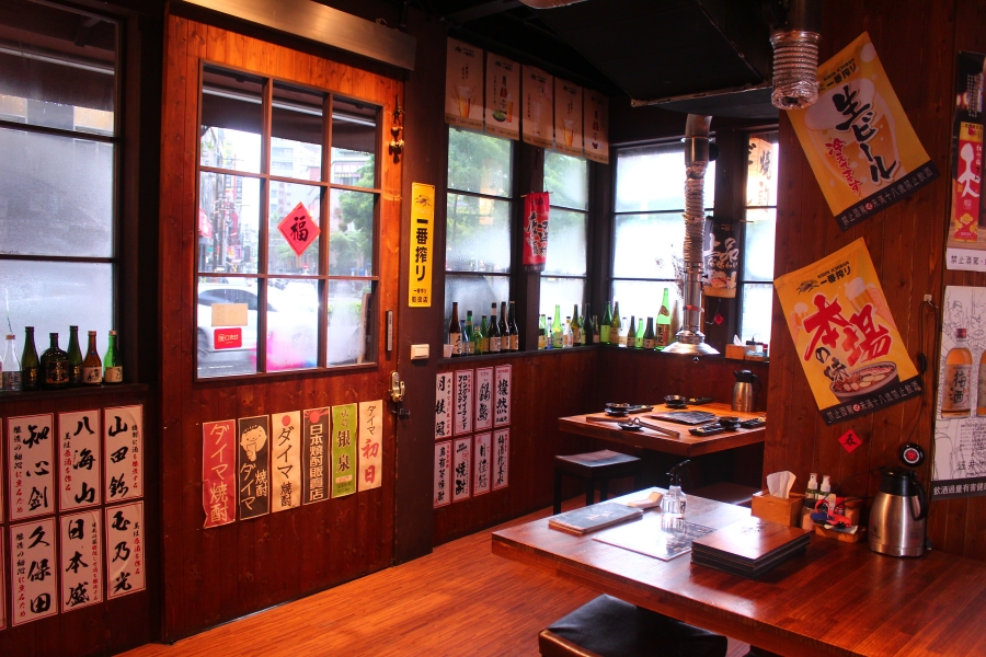 町燒酒食板橋店，店內座位環境都非常有日式居酒屋氛圍，是我很推薦的板橋府中美食