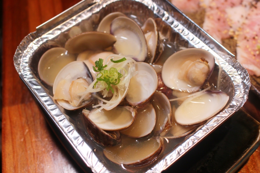 板橋町燒酒食清酒蛤蠣，超大顆的蛤蠣非常鮮甜