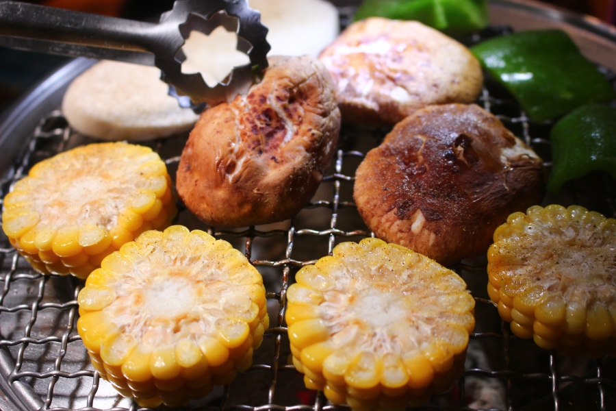 板橋町燒酒食田園菜盤有：甜玉米、香菇、青椒、杏鮑菇