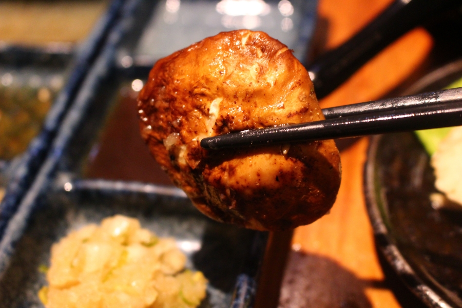 板橋町燒酒食烤香菇，烤到香菇有點軟就可以吃了，吃起來非常多汁