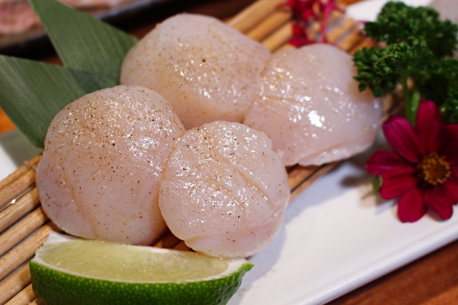 板橋町燒酒食海鮮盤的日本干貝超大顆，而且已經有事先調味過了，烤好馬上可以吃