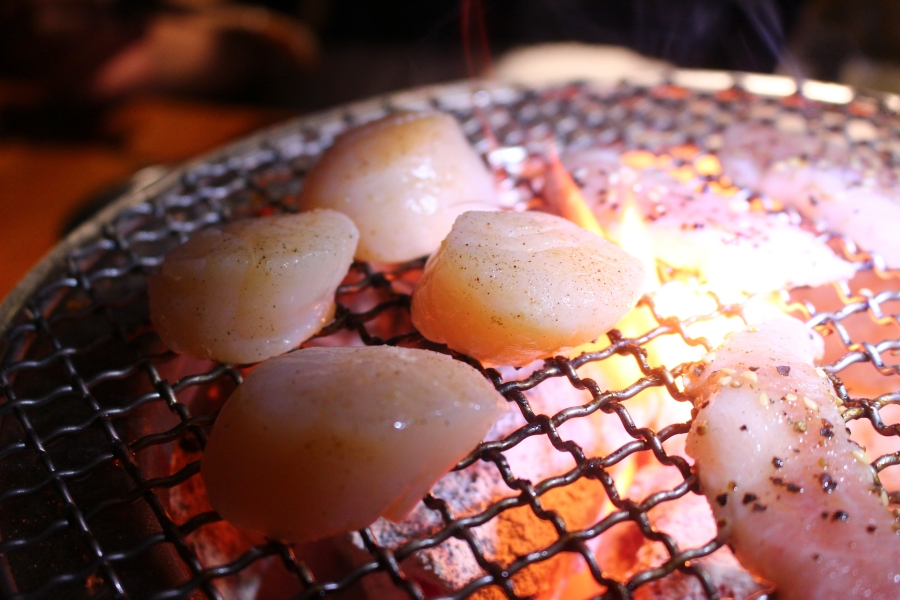 板橋町燒酒食必點烤干貝，日本干貝又大顆又厚實，在炭火上烤一直在滴汁好鮮美
