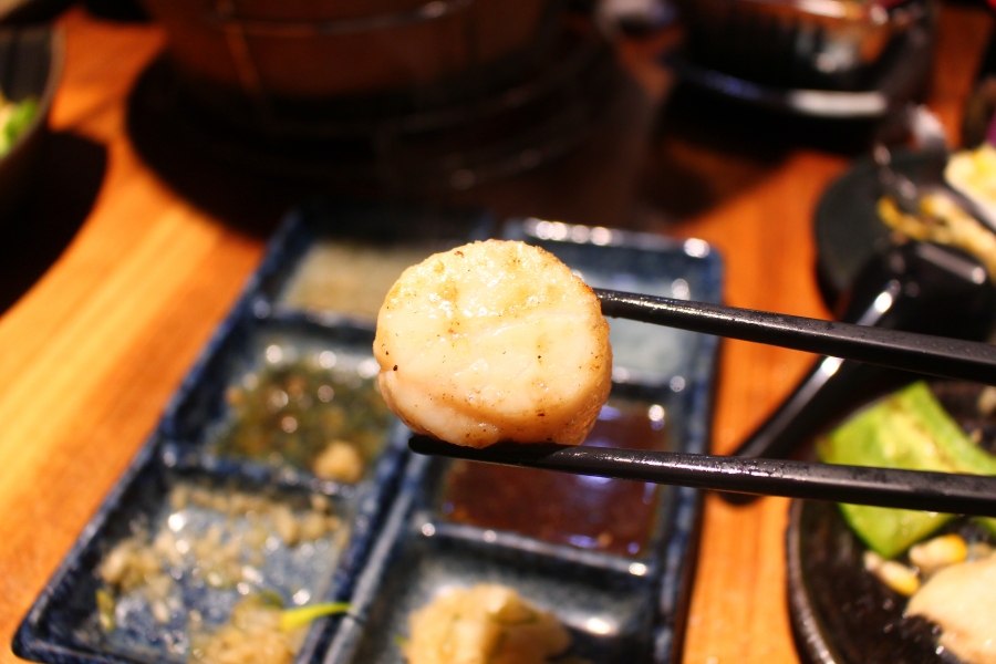 板橋町燒酒食烤干貝，烤好的日本干貝非常好吃，很鮮美多，海鮮盤還有辣味軟絲跟草蝦