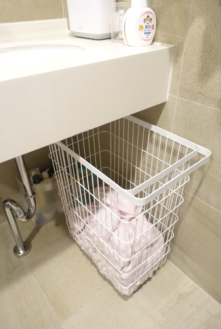 白色家居YAMAZAK 日本山崎 TOWER手把洗衣籃的這個高度真的太適合了，有興趣的人也可以考慮考慮