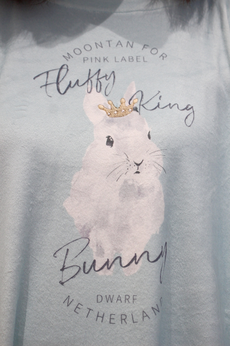 Kanaii Boom 天鵝絨女王兔兔套頭長洋裝 胸前圖案是一隻戴皇冠的兔兔，皇冠是刺繡上去的喔