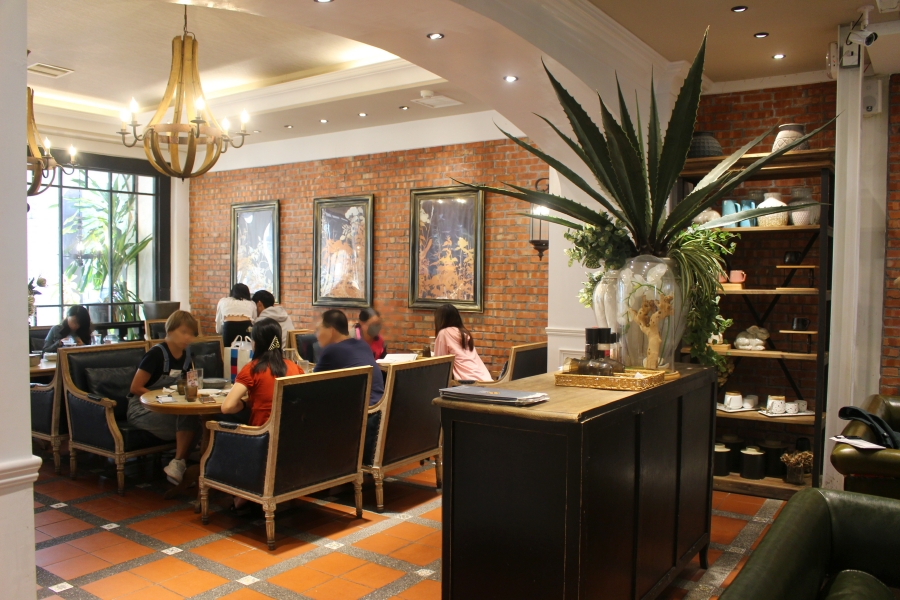台南雛菊餐桌店內環境華麗復古風