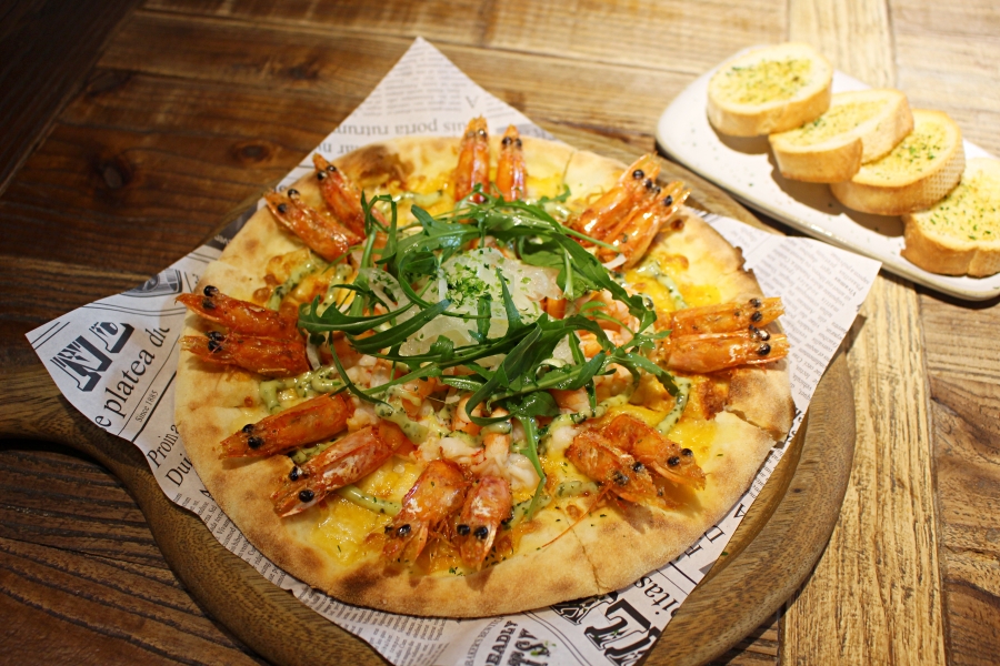 台南雛菊餐桌青醬鮮蝦豪華披薩