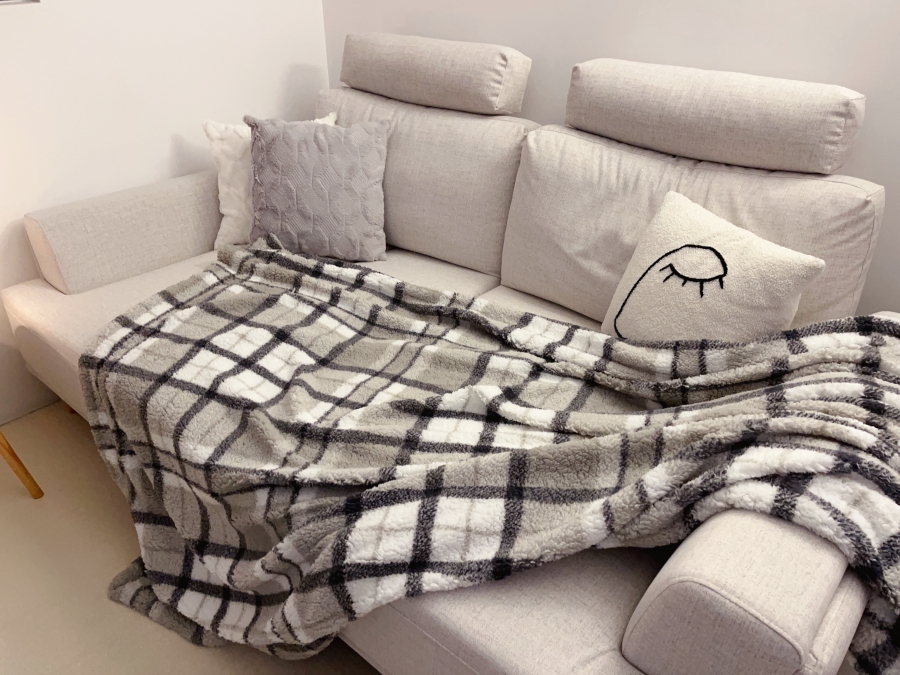冬天沙發上的毛毯 佶品沙發工廠訂做沙發心得 平價沙發推薦