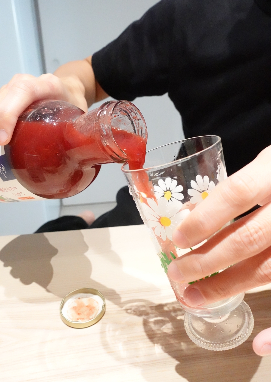 好市多COSTCO久世福草莓果粒果漿的草莓牛奶作法：先在杯中倒入四分之一杯的草莓果漿